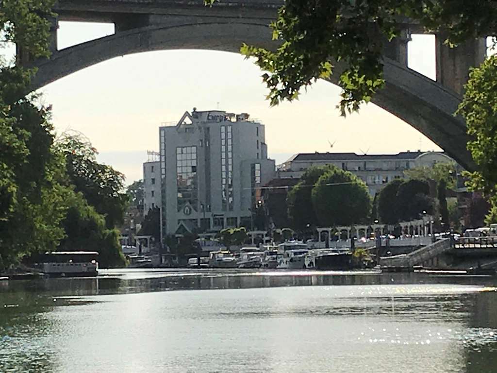 钟楼诺杰苏尔玛娜酒店 Nogent-sur-Seine 外观 照片